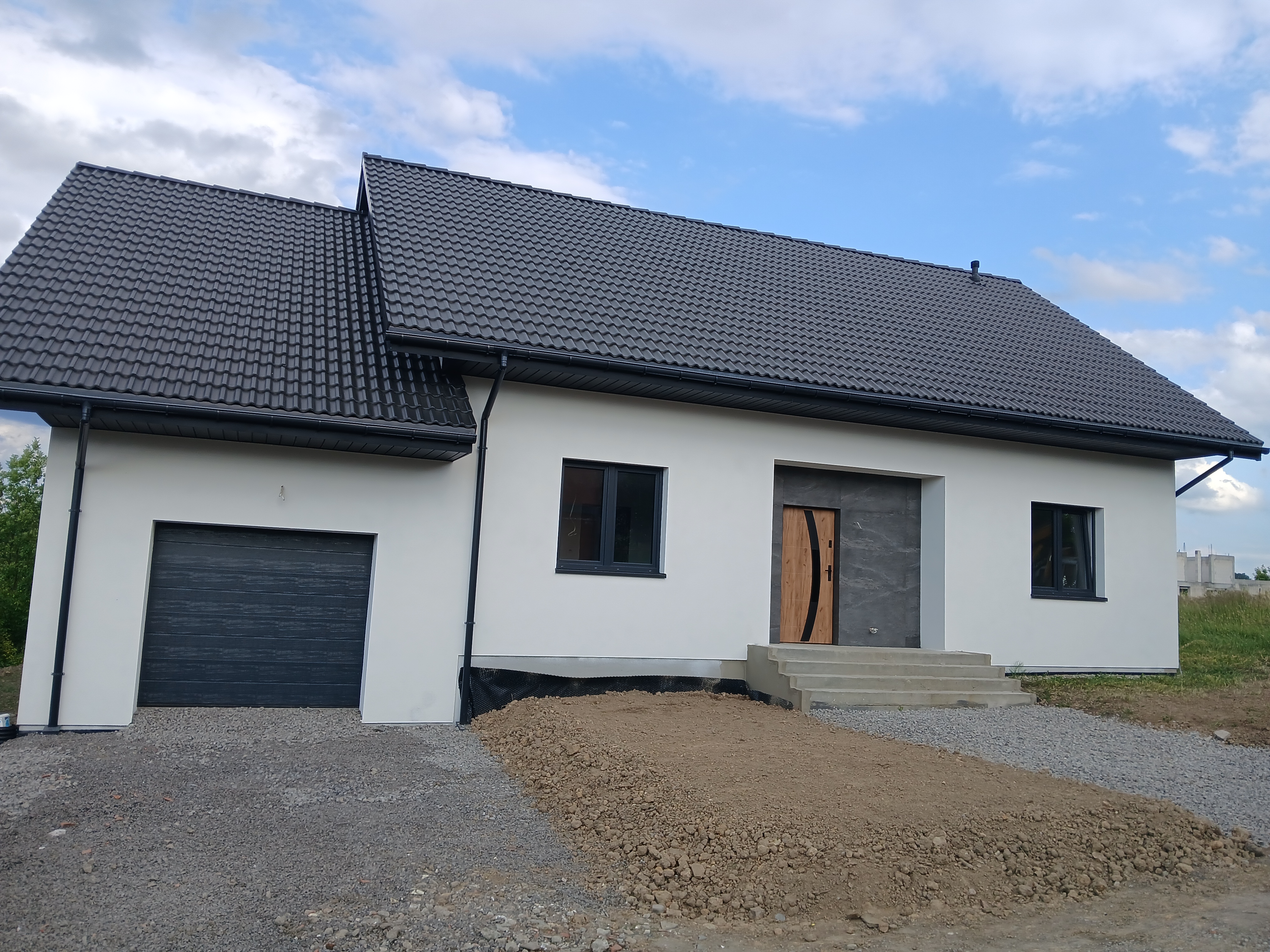 Budynek jednordzinny z garażem 